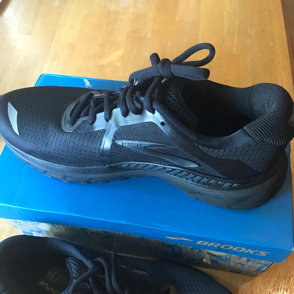 Women’s Brooks adrenaline 20’s size 10